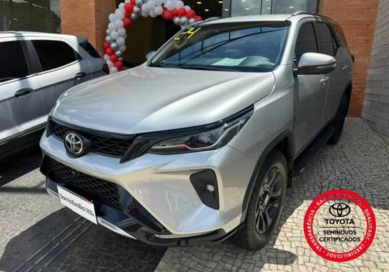 TOYOTA HILUX SW4 2.8 D-4D TURBO DIESEL SRX PLATINUM 7L 4X4 AUTOMÁTICO TOYOTA HILUX SW4 2.8 D-4D TURBO DIESEL SRX PLATINUM 7L 4X4 AUTOMÁTICO